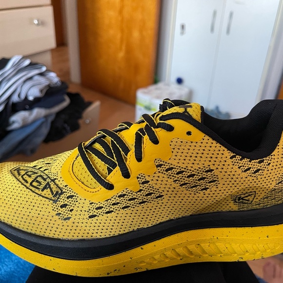 Brand new keen shoes yellow and black in box size 7 - Picture 3 of 7